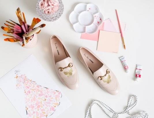 rrie Hess推出Papillon Loafer 蝴蝶乐福鞋AG真人平台app澳洲著名雪地靴品牌EVERAU与时尚插画家Ke(图3)