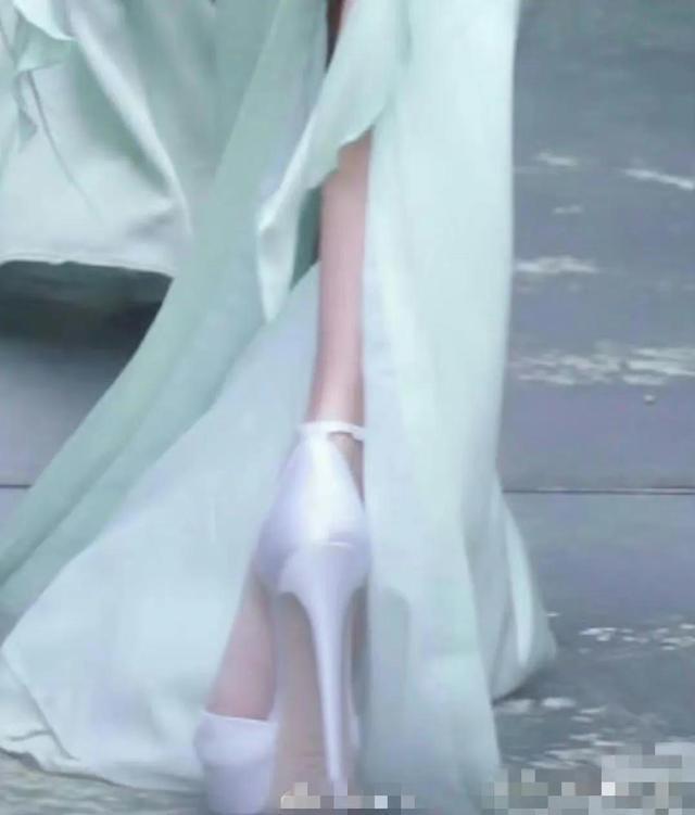 旁边的女助理一样高来猜她的身高是多少AG真人平台赵露思穿上超高跟鞋才和(图4)