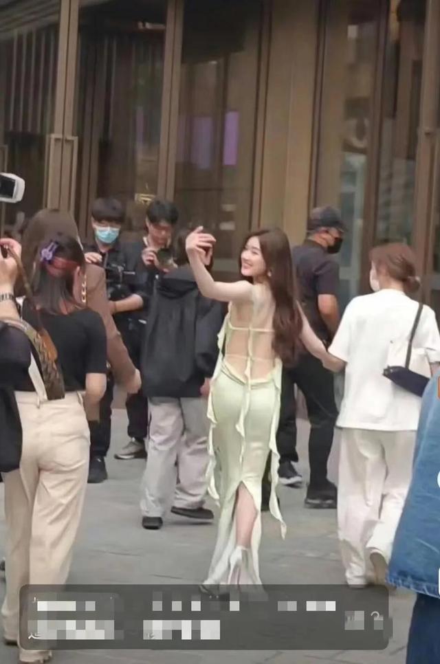 旁边的女助理一样高来猜她的身高是多少AG真人平台赵露思穿上超高跟鞋才和(图8)