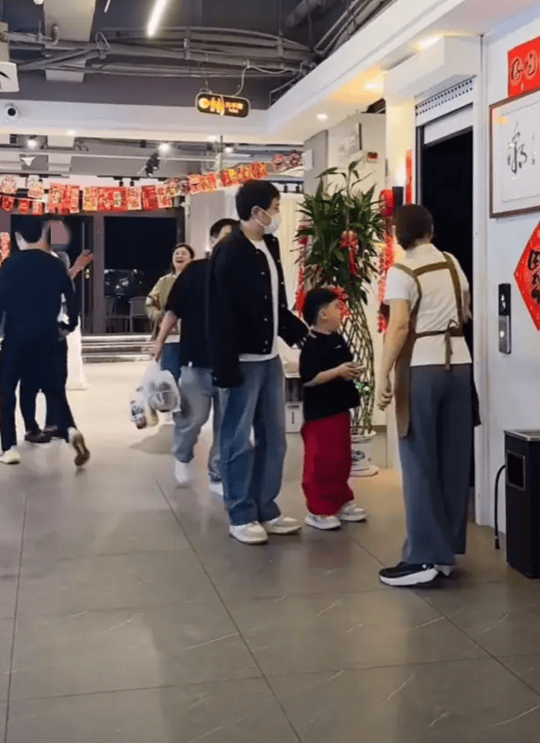 春晚鞋背后的故事与目光AG真人沈腾海南之行：(图2)