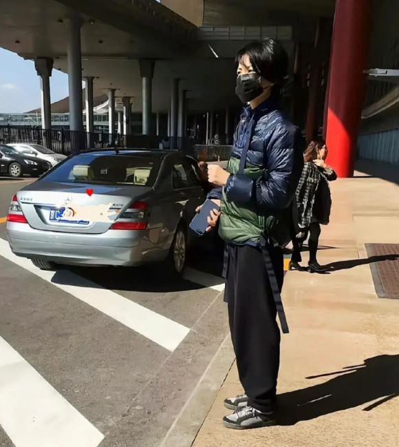 妈款羽绒服穿上身不仅不土反而高级时髦！AG真人app55岁王菲气质绝了！大(图3)