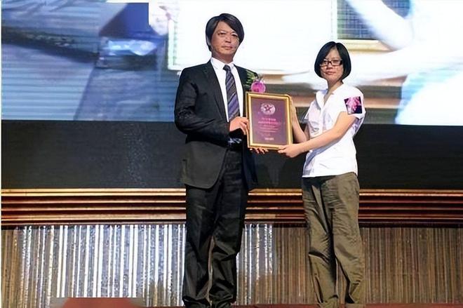 族内斗中亏40亿最后败给了红颜祸水AG真人网“一代鞋王”达芙妮没落家(图2)