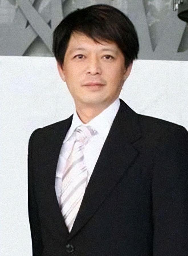 族内斗中亏40亿最后败给了红颜祸水AG真人网“一代鞋王”达芙妮没落家(图7)