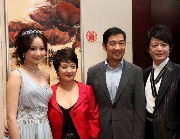 族内斗中亏40亿最后败给了红颜祸水AG真人网“一代鞋王”达芙妮没落家(图18)