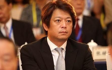 族内斗中亏40亿最后败给了红颜祸水AG真人网“一代鞋王”达芙妮没落家(图17)