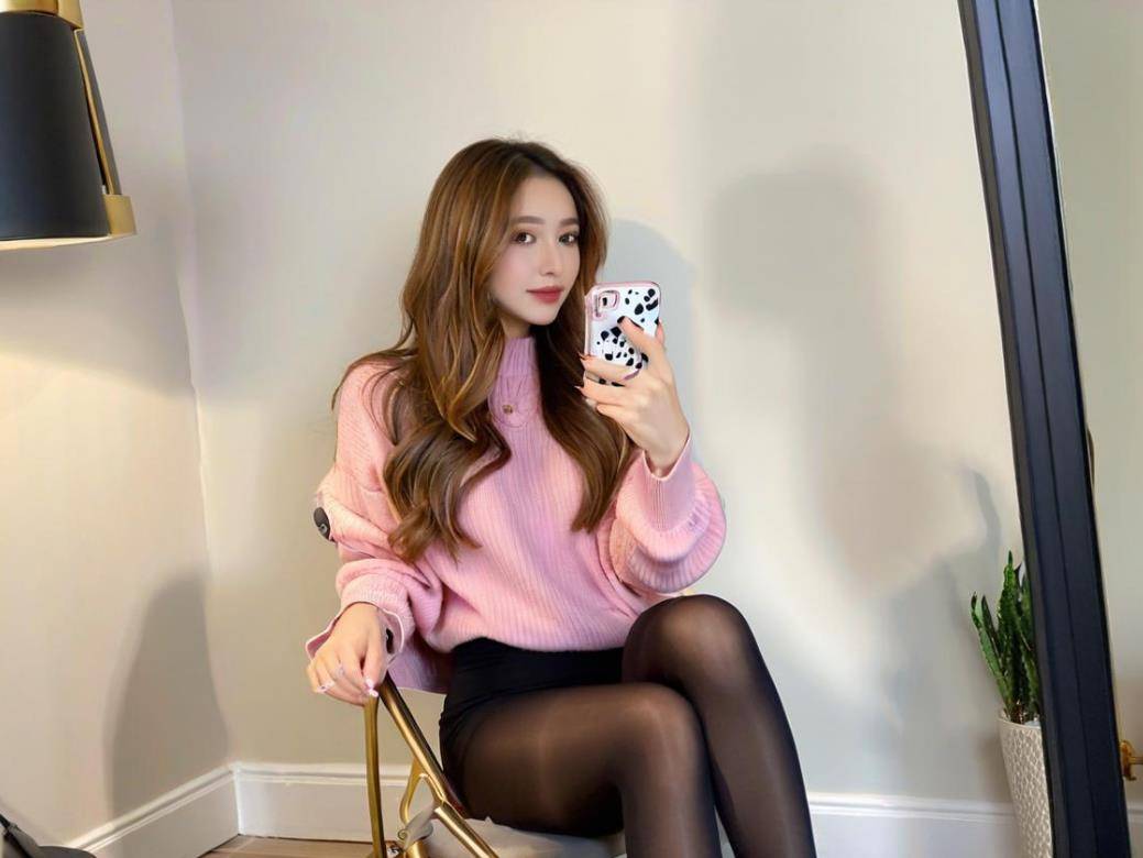 秘性感简直是职场女性的搭配利器！AG真人平台经典黑色粗跟单鞋神(图2)