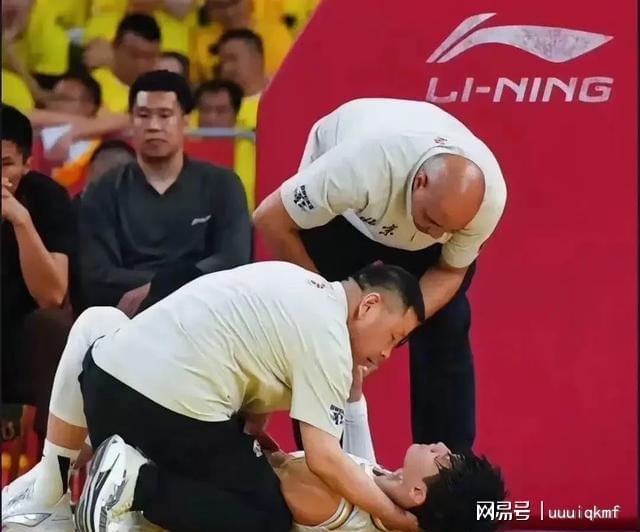 A判罚争议 篮协24小时沉默藏何玄机？AG真人平台app曾凡博伤退引爆CB(图2)