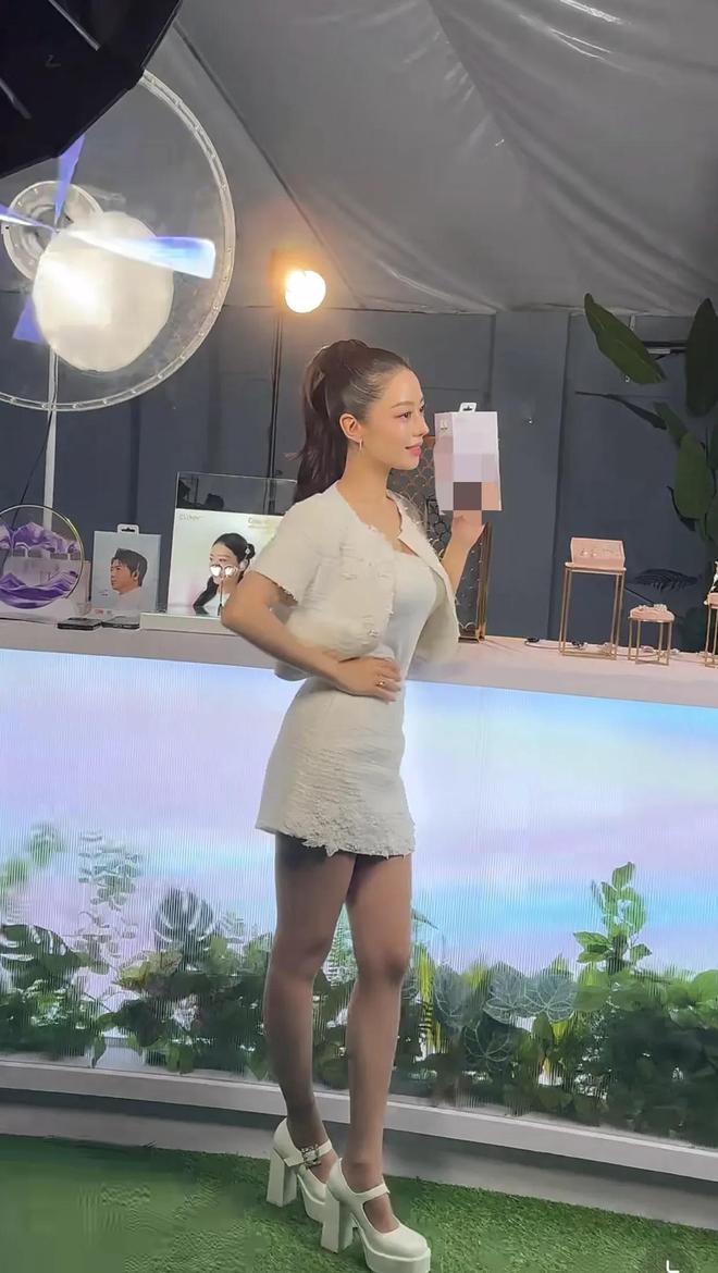 小穿恨天高拍广告好奇怪婚戒又大又抢镜AG真人国际31岁吉娜在深圳个子娇(图2)