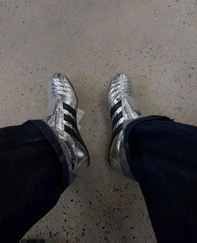 牌色这4双sneakers值得一冲！AG真人网站当「液态银」成春夏潮人招(图2)