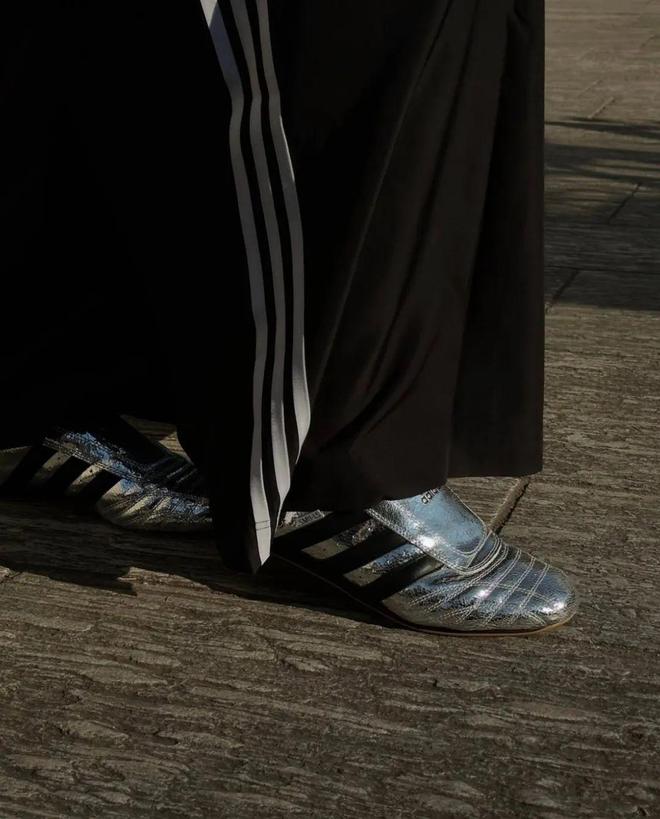 牌色这4双sneakers值得一冲！AG真人网站当「液态银」成春夏潮人招(图6)