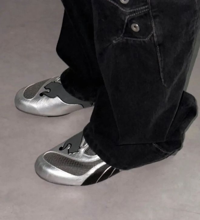 牌色这4双sneakers值得一冲！AG真人网站当「液态银」成春夏潮人招(图4)