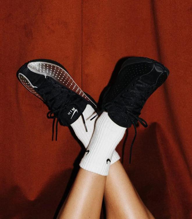 牌色这4双sneakers值得一冲！AG真人网站当「液态银」成春夏潮人招(图11)