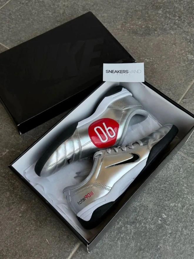 牌色这4双sneakers值得一冲！AG真人网站当「液态银」成春夏潮人招(图8)
