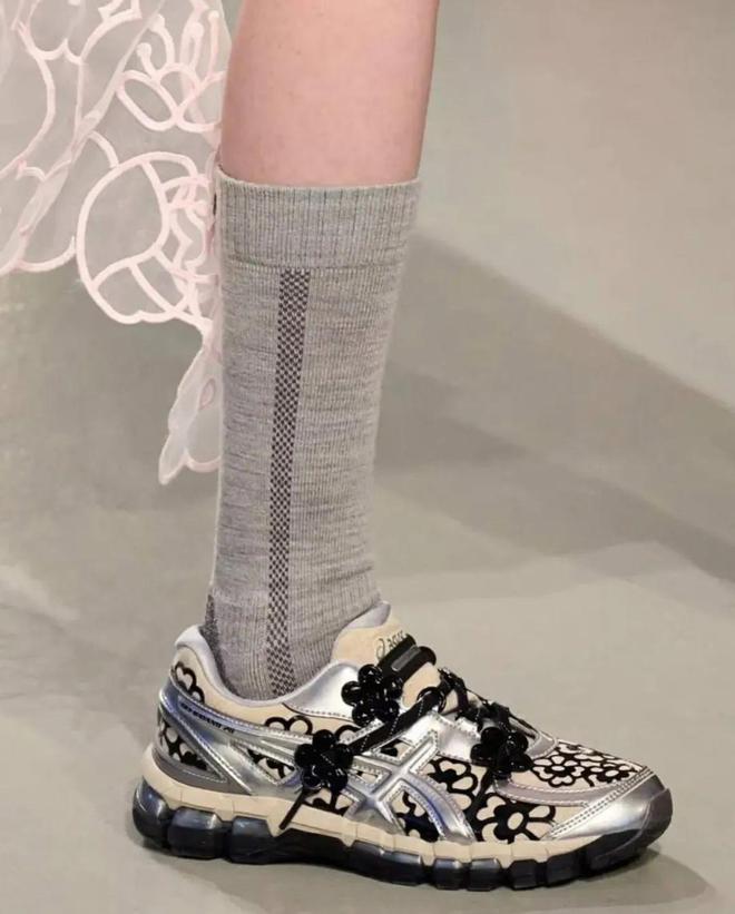 牌色这4双sneakers值得一冲！AG真人网站当「液态银」成春夏潮人招(图5)