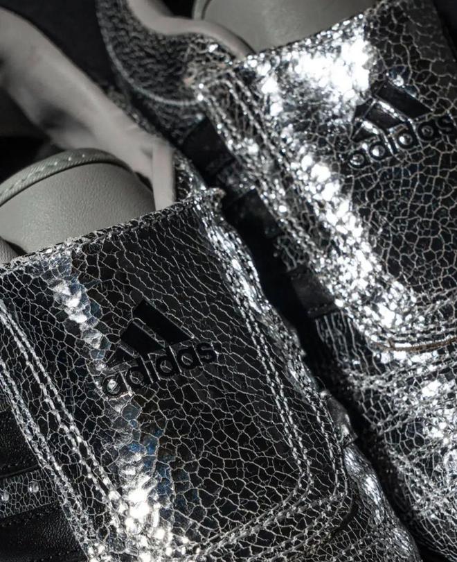 牌色这4双sneakers值得一冲！AG真人网站当「液态银」成春夏潮人招(图7)