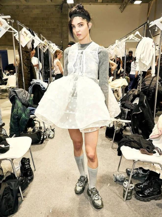 牌色这4双sneakers值得一冲！AG真人网站当「液态银」成春夏潮人招(图16)