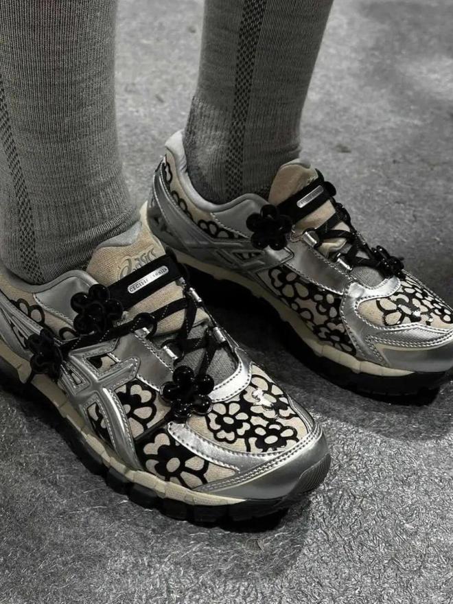 牌色这4双sneakers值得一冲！AG真人网站当「液态银」成春夏潮人招(图20)