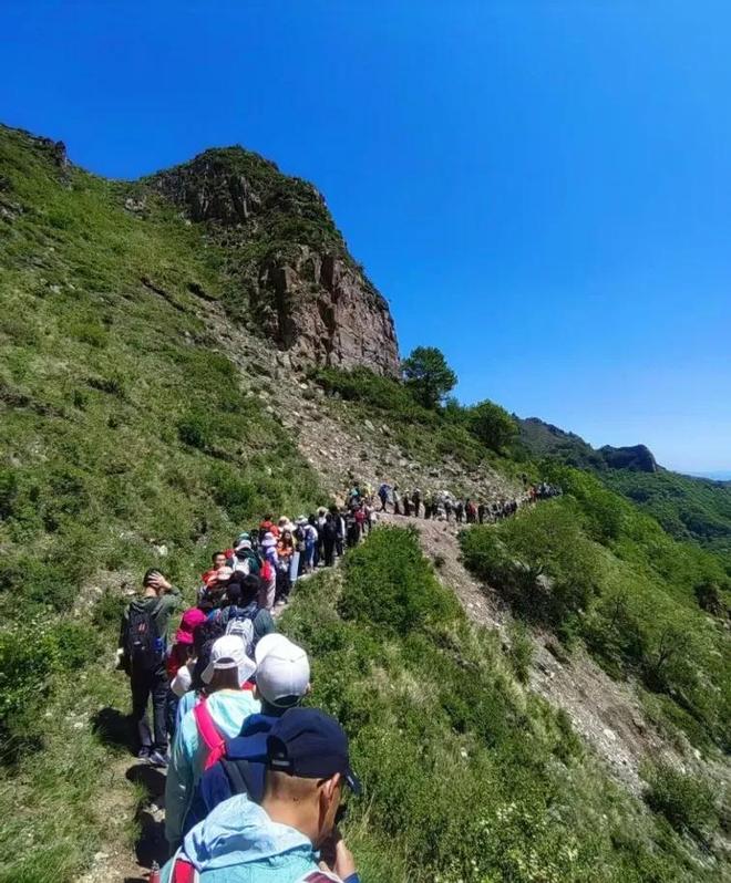 套被一双“臭鞋”抢了风头AG真人娱乐中国中产三件(图5)