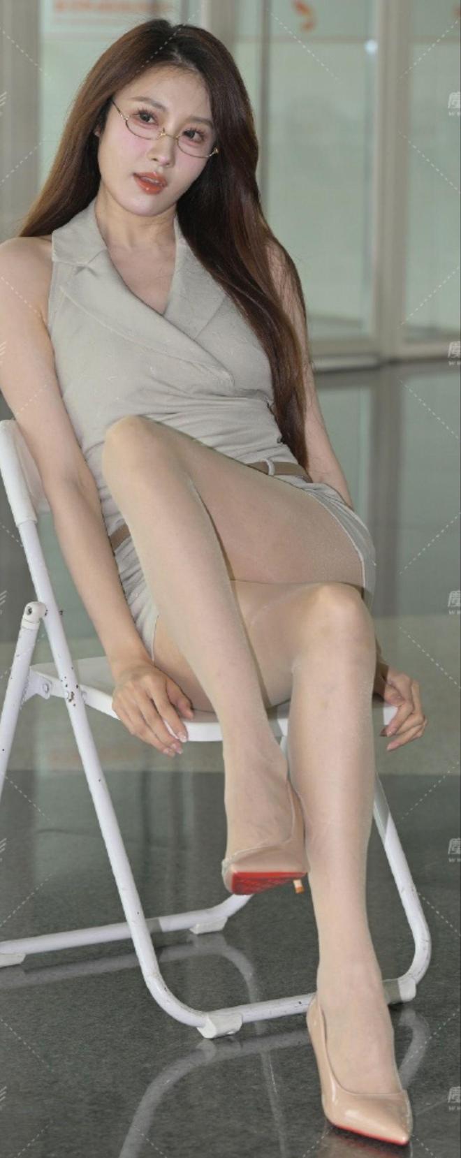 鞋这套职场穿搭绝了!优雅干练还显腿长AG真人网站卡其色连衣裙搭裸色高跟(图4) 鞋这套职场穿搭绝了!优雅干练还显腿长AG真人网站卡其色连衣裙搭裸色高跟(图4)