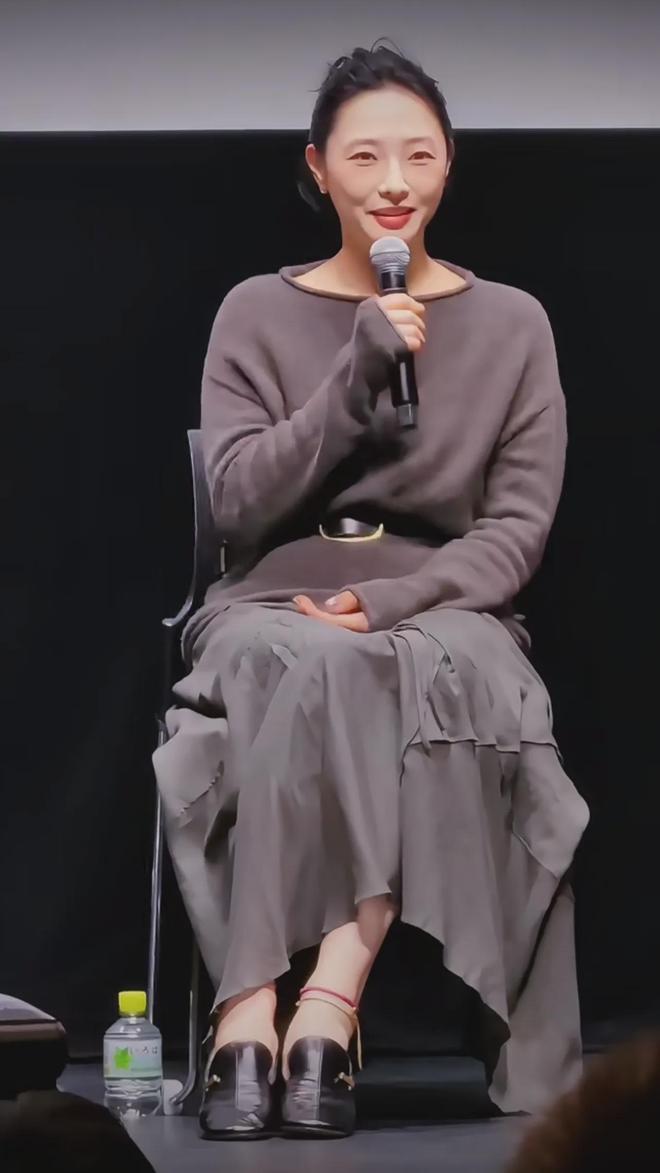 灰色针织衫搭半身裙红色脚链真洋气！AG真人网页秋冬穿搭还得是白百何！(图2)