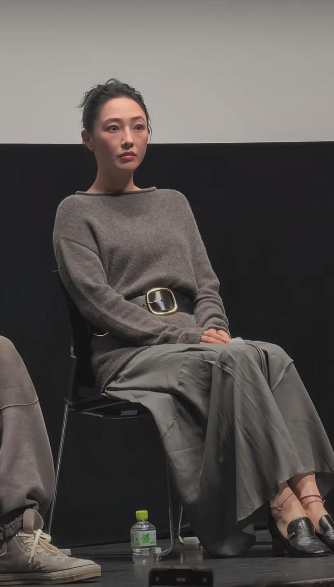 灰色针织衫搭半身裙红色脚链真洋气！AG真人网页秋冬穿搭还得是白百何！(图3)