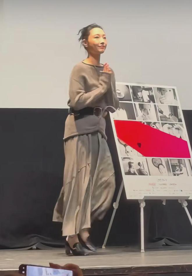 灰色针织衫搭半身裙红色脚链真洋气！AG真人网页秋冬穿搭还得是白百何！(图1)