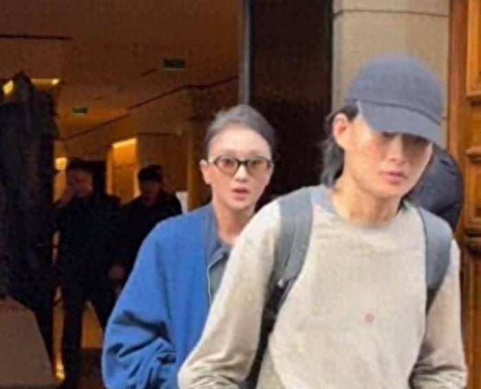 头发白了一小半老态尽显但却挡不住从容气质