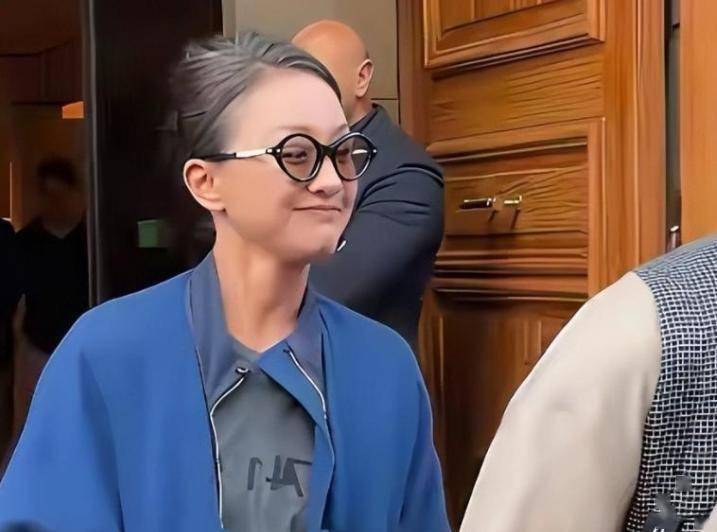 头发白了一小半老态尽显但却挡不住从容气质AG真人百家家乐平台51岁周迅近照曝光：(图3)