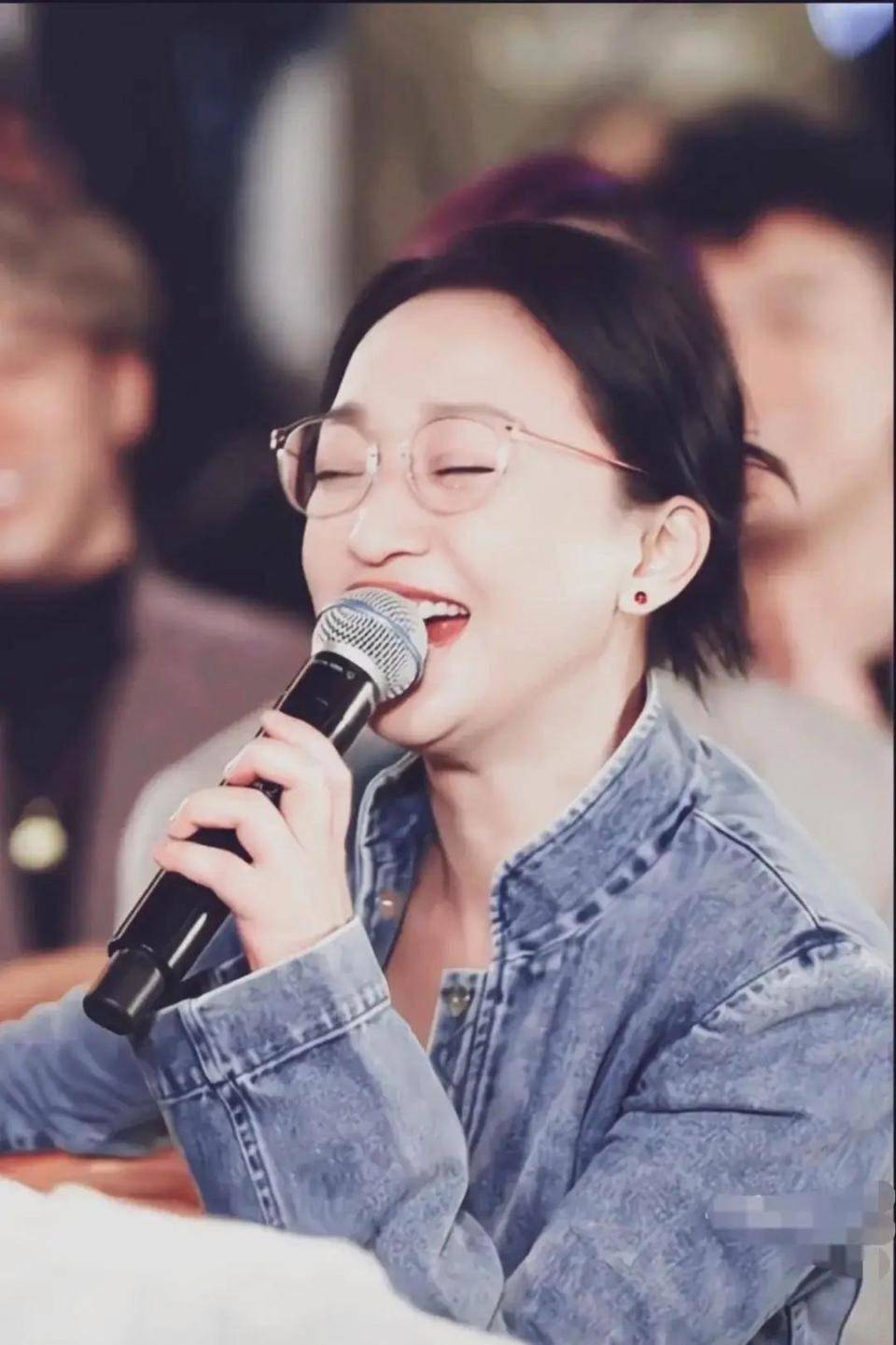 头发白了一小半老态尽显但却挡不住从容气质AG真人百家家乐平台51岁周迅近照曝光：(图4)