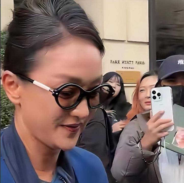 头发白了一小半老态尽显但却挡不住从容气质AG真人百家家乐平台51岁周迅近照曝光：(图5)