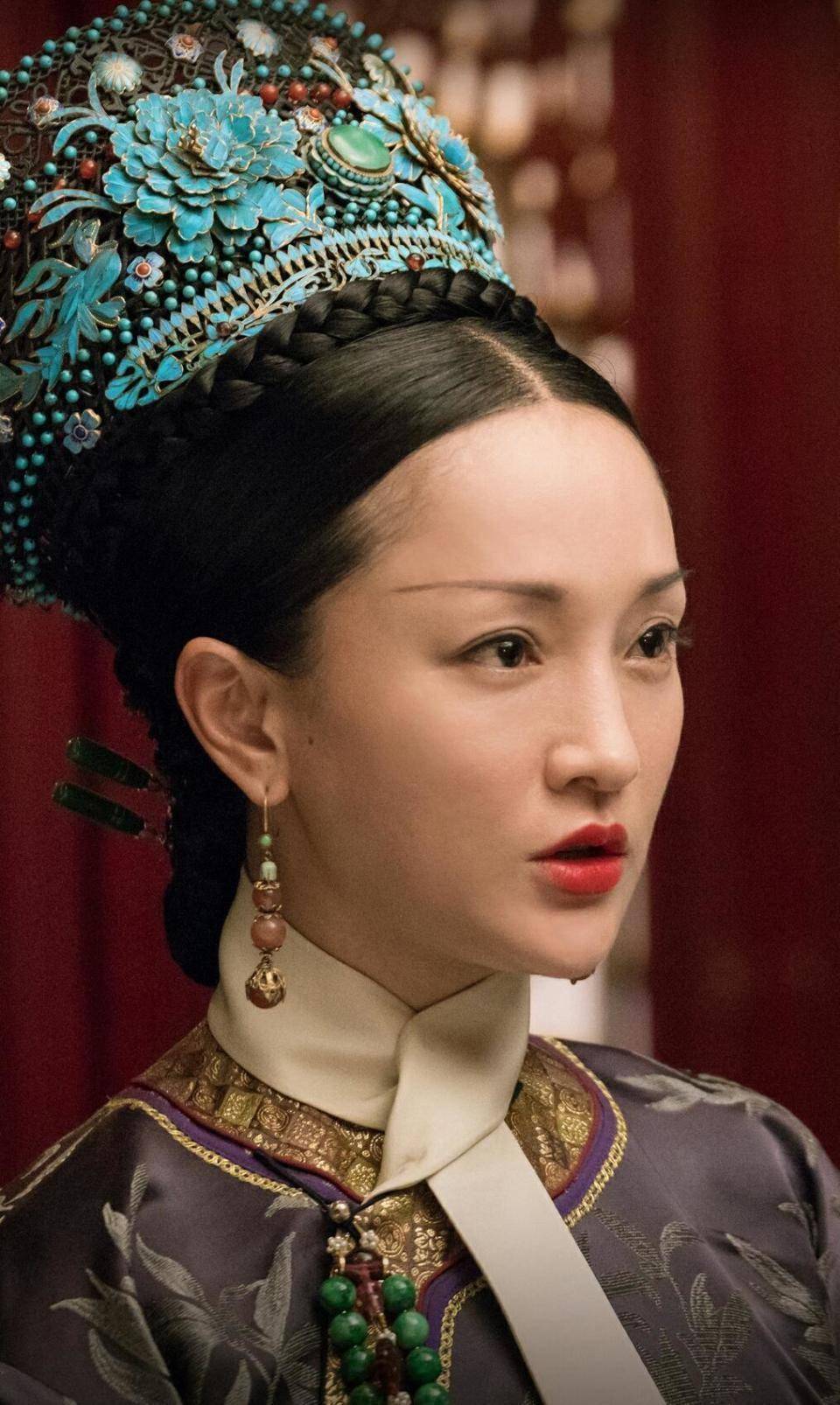 头发白了一小半老态尽显但却挡不住从容气质AG真人百家家乐平台51岁周迅近照曝光：(图6)