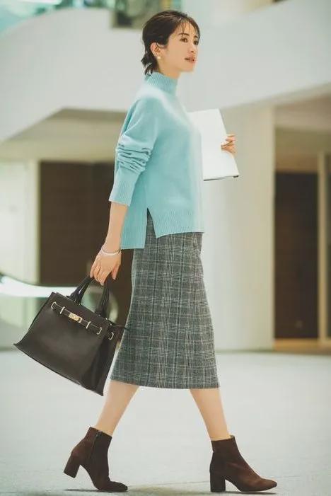 热搭配:大毛衣与半裙的时尚魅力AG真人百家家乐APP冬季最(图2) 热搭配:大毛衣与半裙的时尚魅力AG真人百家家乐APP冬季最(图2)