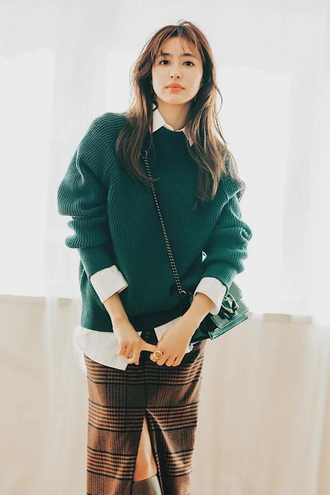 热搭配:大毛衣与半裙的时尚魅力AG真人百家家乐APP冬季最(图5) 热搭配:大毛衣与半裙的时尚魅力AG真人百家家乐APP冬季最(图5)