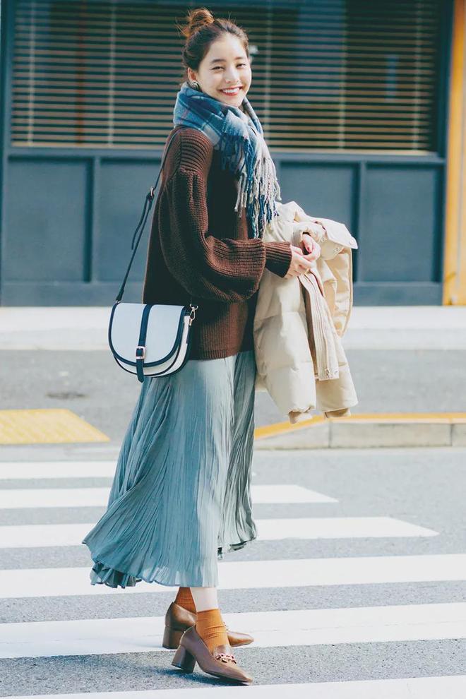 热搭配:大毛衣与半裙的时尚魅力AG真人百家家乐APP冬季最(图3) 热搭配:大毛衣与半裙的时尚魅力AG真人百家家乐APP冬季最(图3)