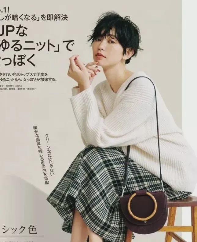 热搭配:大毛衣与半裙的时尚魅力AG真人百家家乐APP冬季最(图11) 热搭配:大毛衣与半裙的时尚魅力AG真人百家家乐APP冬季最(图11)